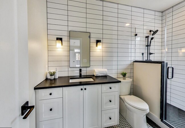 Building Photo - Stunning 2 Bed plus Den/ 2 Bath! New Const...
