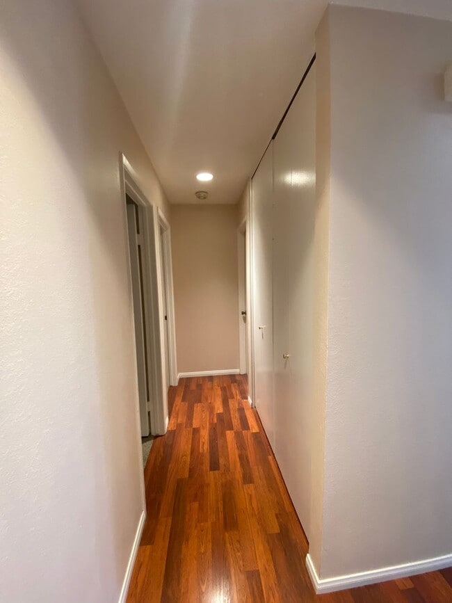 Building Photo - Beautiful 3 bed, 2 bath Townhome close to USD and Mission Valley!