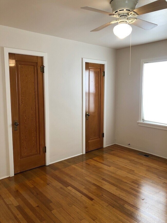 Building Photo - 513 3rd St