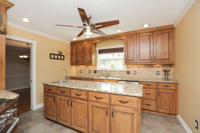 Building Photo - 722 Crossroads Dr