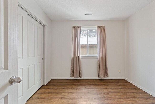 Building Photo - SPACIOUS LAYOUT! HARD SURFACE FLOORING, FE...
