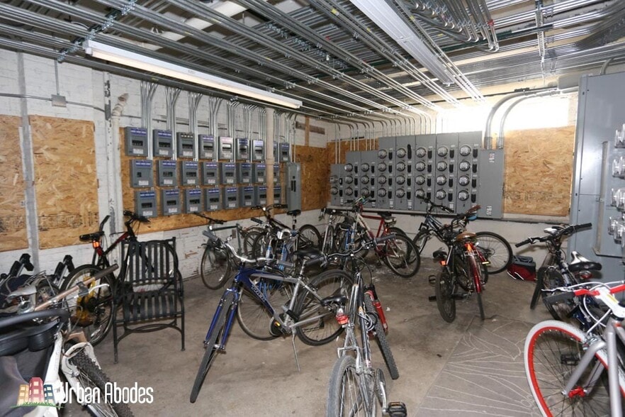 Building Photo - 523 W Melrose St