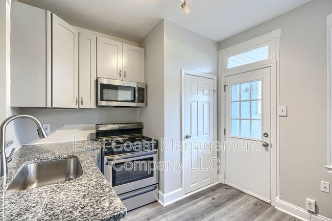 Building Photo - 1530 N Rosedale St