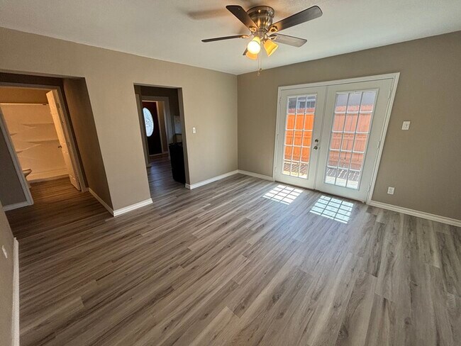 Building Photo - Spacious 3 bed 2 bath home, move in ready
