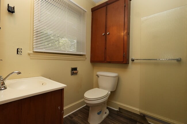 Building Photo - Spacious 4-bedroom, 2-bath home