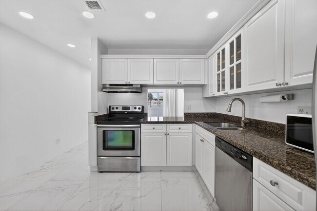 Building Photo - 105 Lake Irene Dr