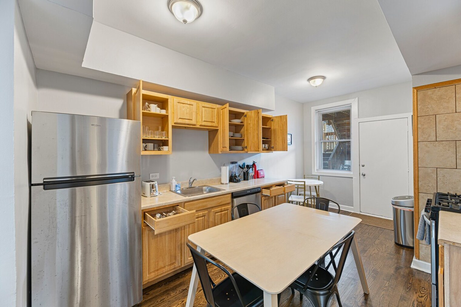 Building Photo - 907 W Agatite Ave