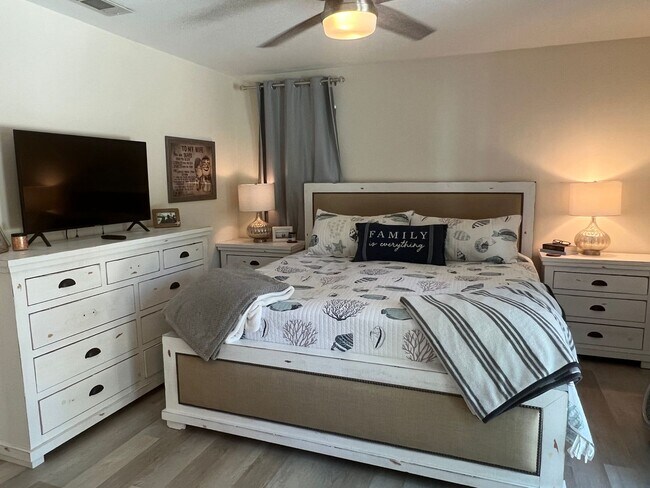 Building Photo - Updated Old Woodlands Plantation Home with Fenced Yard