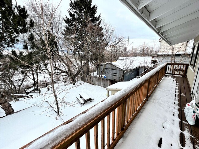 Building Photo - Newly Renovated 3 Bed, 2 Bath With Amazing...