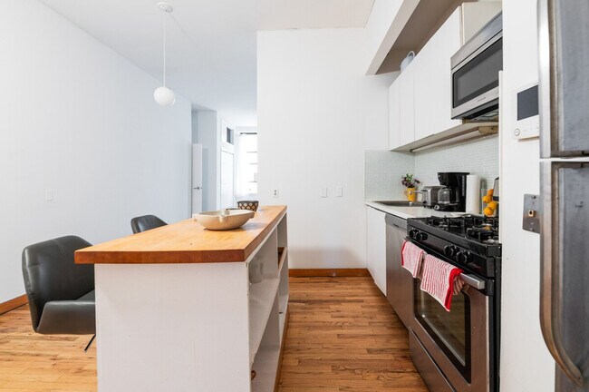 Building Photo - 154 Chambers St