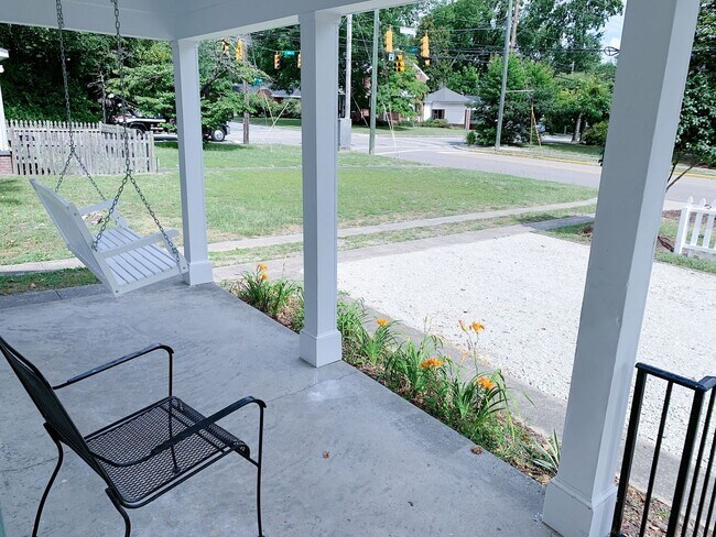 Building Photo - 3 Bed 2 Baths Grid home with fenced backya...
