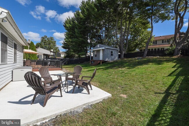 Building Photo - 127 Lark Dr
