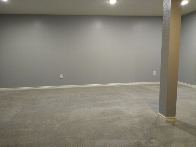 Building Photo - Massive and Expansive 5 Bedroom Green Vall...
