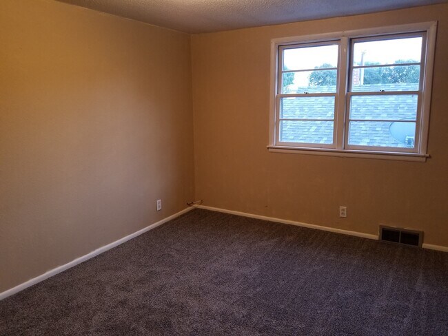 Building Photo - 1146 9th St N