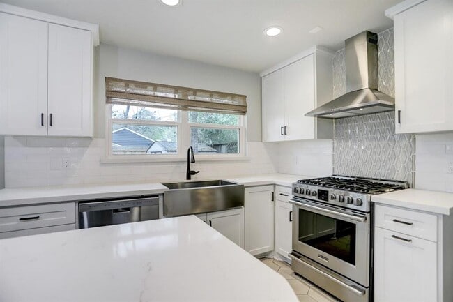 Building Photo - 2 Firewillow Pl