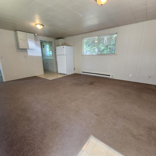 Building Photo - 1260 Pottery Ave