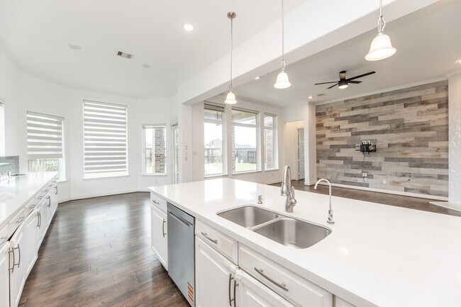 Building Photo - 25514 Kearsley Dr