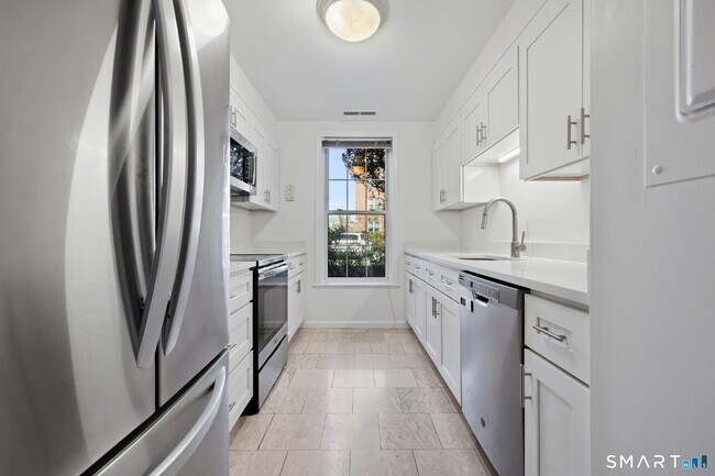 Building Photo - 140 Field Point Rd