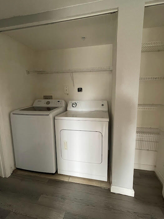 Building Photo - 211 SW Palm Dr