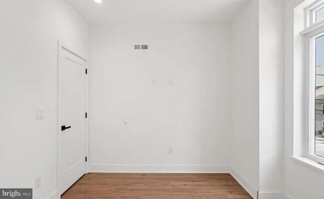Building Photo - 1546 N Darien St