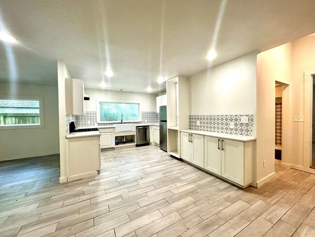 Building Photo - Updated 3 Bed / 2 Bath home with Single Car Garage in Farmington