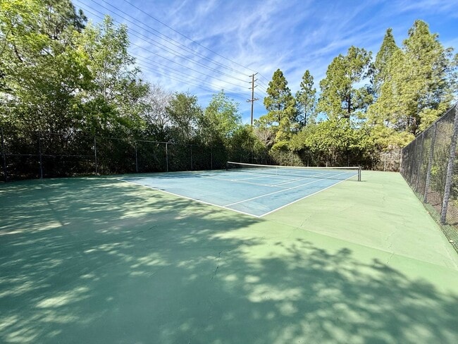 Building Photo - Kellogg School District Home with pool and tennis court access