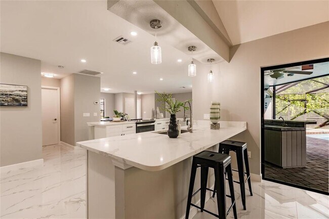 Building Photo - 904 S Doral Ln