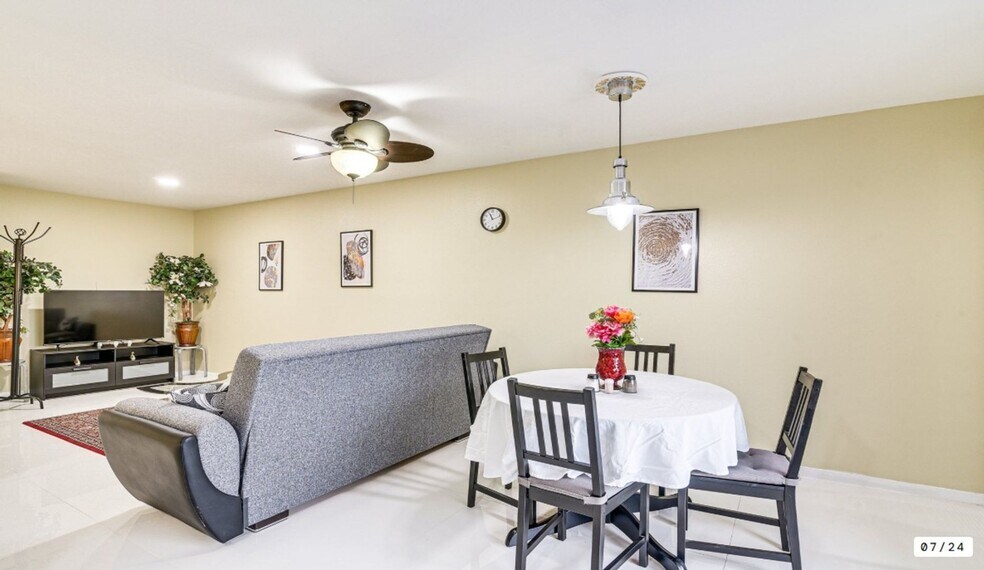 Building Photo - 2824 S Bartell Dr