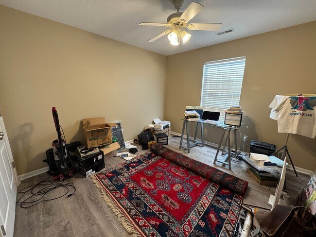 Building Photo - 3 Bedroom Home Furnished or unfurnished available