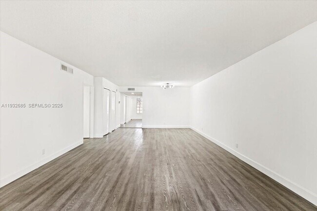 Building Photo - 302 Lakeview Dr