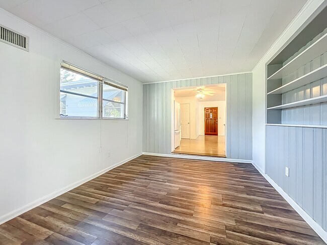 Building Photo - 1706 Cambridge Dr