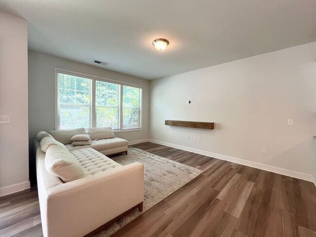 Building Photo - 1005 Longitude Dr