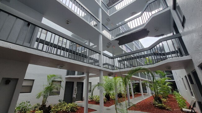 Building Photo - West Palm Beach 1 bedroom 1.5 bath Apartment.