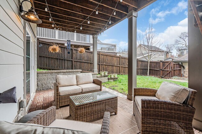 Building Photo - 4 BR, two-story rental with finished basement in WEHO!