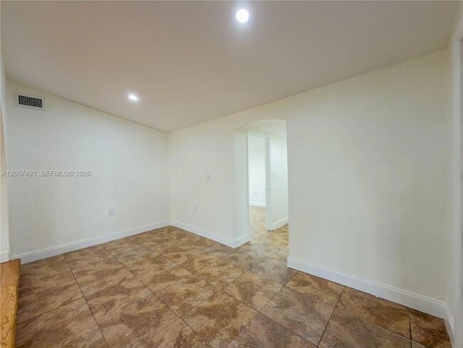 Building Photo - 410 Pinecrest Dr