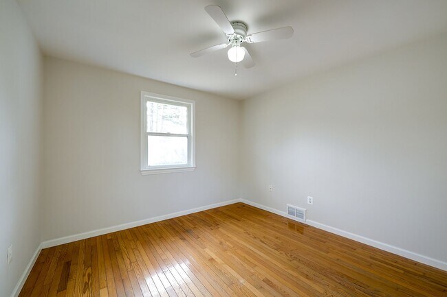 Building Photo - Charming 3BR Home with Fenced Backyard & Patio in Silver Spring