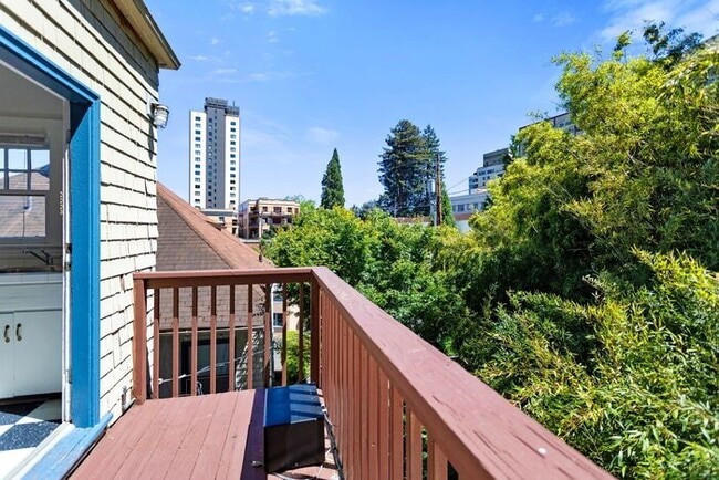 Building Photo - Large Studio apt close in SW! Pets OK!