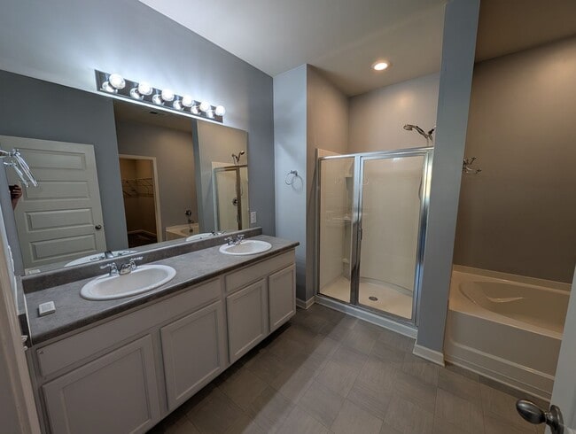 Building Photo - 445 Saffron Ct