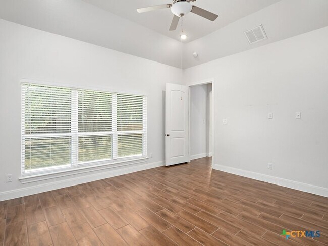 Building Photo - 530 Carriage House