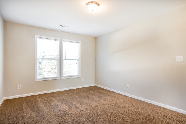 Building Photo - 229 Darecrest Ln