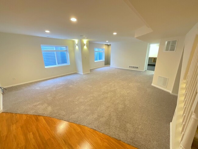 Building Photo - 6 Bedroom Home Available Near North Gate B...