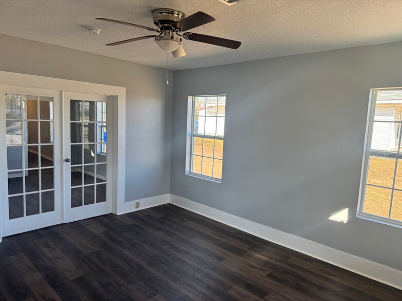 Building Photo - 1222 N Three Notch St