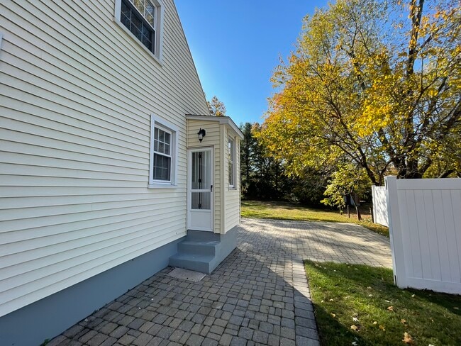 Building Photo - 34 Monroe St