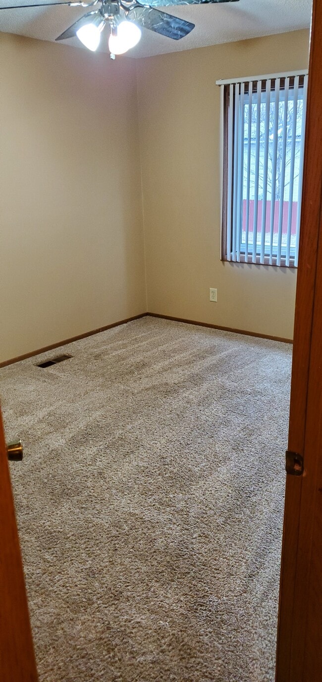 1st - upper-level bedroom - 14619 Burnell Park Dr