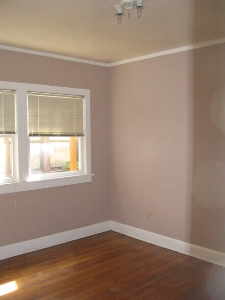 Building Photo - 3087 SE Ankeny St