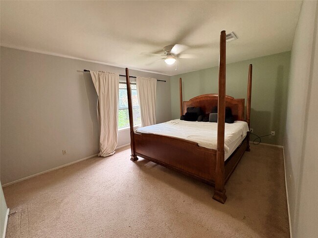 Building Photo - 2118 Hilton Head Dr