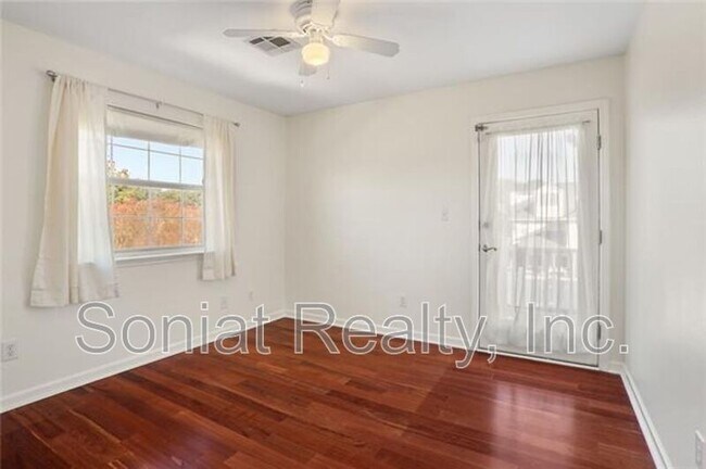 Building Photo - 4421 Lakewood Dr