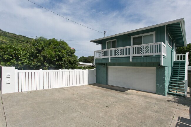 Building Photo - Fully Renovated 4BD in Kuli'ou'ou Valley, Garage-Driveway, Spacious Yard, and Work Shed PETS ALLOWED