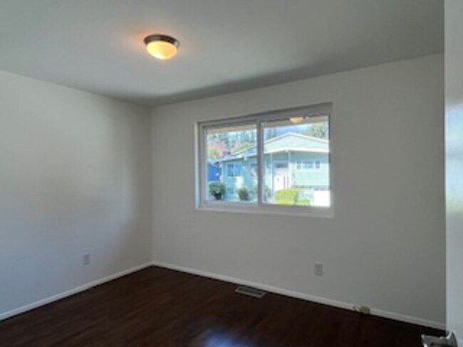 Building Photo - Completely Refreshed 4-Bedroom Shoreline Home