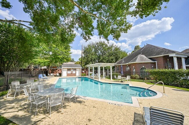 Building Photo - 1547 Lakeside Enclave Dr